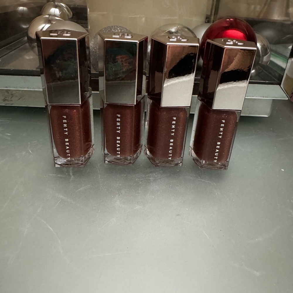 Fenty Beauty Gloss Bomb Hot 
Choclit  bundle. Mini size